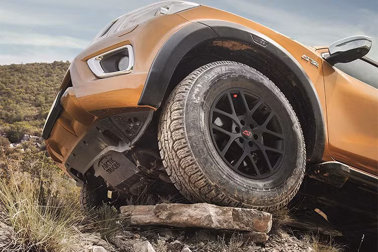 Bộ mâm đúc 17-inch do Arctic Trucks thiết kế, kết hợp với lốp 32-inch Nokian Rotiiva AT kích cỡ 275/70R17 nhằm hoàn thiện khả năng offroad nhưng vẫn đảm bảo chiếc xe vận hành tốt trên đường onroad.