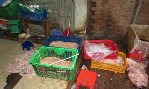 2,3 tấn lòng heo được bỏ ngay giữa nền nhà dơ bẩn, chờ dùng oxy già để tẩy trắng trước khi tuồn ra thị trường.