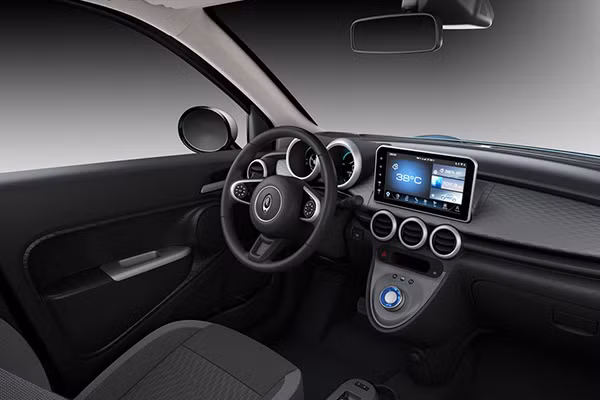 Trên khía cạnh hiệu suất, mẫu xe này chỉ được trang bị với một mô-tơ điện 35 kW duy nhất, tương đối nhỏ đối với một phương tiện cỡ này. Nó được mong đợi giới hạn tốc độ tối đa của ORA R1 ở khoảng 100 km/h, khá ổn đối với mục đích sử dụng chính trong thành thị và thi thoảng trên lối vào cao tốc.