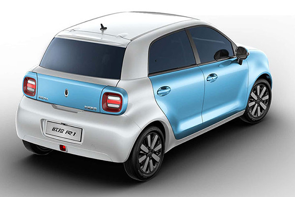 Bỏ qua khía cạnh thiết kế, R1 thực tế không phải là một chiếc xe tệ như bạn tưởng tượng. Thông qua đoạn video đánh giá của kênh YouTube “fullychargedshow”, người trải nghiệm có chỉ ra nhiều ưu điểm tích cực cũng như một số khuyết điểm của mẫu xe điện Trung Quốc này.