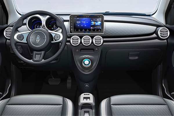 Dựa trên mẫu concept đã được hé lộ hồi đầu năm 2018, ORA R1 chạy điện được trang bị với một cụm pin 33 kWH để có cự li di chuyển 312 km. Tuy nhiên Great Wall Motor đang sử dụng tiêu chuẩn NEDC và vì thế, cự li di chuyển thế giới thực của mẫu xe điện bé con này sẽ là cỡ 240 km.