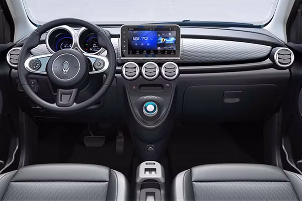 Dựa trên mẫu concept đã được hé lộ hồi đầu năm 2018, ORA R1 chạy điện được trang bị với một cụm pin 33 kWH để có cự li di chuyển 312 km. Tuy nhiên Great Wall Motor đang sử dụng tiêu chuẩn NEDC và vì thế, cự li di chuyển thế giới thực của mẫu xe điện bé con này sẽ là cỡ 240 km.