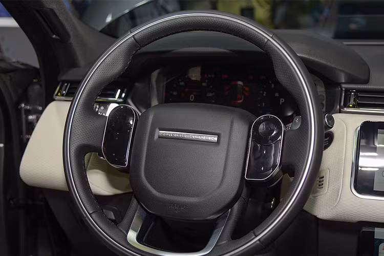 Hệ thống khung sườn Range Rover Velar cũng được chế tạo chủ yếu (80%) từ vật liệu nhôm giúp cho thân xe nhẹ hơn. Khoang nội thất thiết kế giản dị nhưng yên tĩnh hơn hẳn những mẫu việt dã thông thường nhờ thiết kế sàn xe khí động học và khả năng triệt tiêu âm bậc thầy.