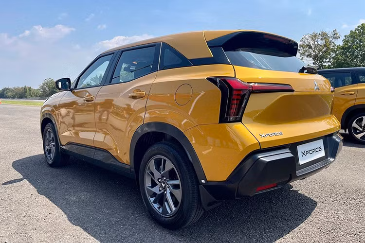 Các tính năng ADAS sẽ có trên Mitsubishi Xforce tại Việt Nam dự kiến bao gồm hệ thống phanh khẩn cấp tự động, hệ thống kiểm soát hành trình thích ứng, đèn pha tự động thích ứng, cảnh báo khi phương tiện phía trước khởi hành, cảnh báo điểm mù tích hợp hỗ trợ chuyển làn đường và cảnh báo phương tiện cắt ngang khi lùi. Bên cạnh đó là 6 túi khí thay vì 4 túi khí như xe dành cho thị trường Indonesia.