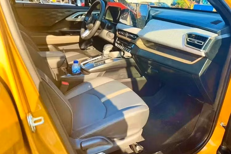 Cacs trang bị đáng chú ý khác như điều hòa tự động 2 vùng, cửa gió điều hòa cho ghế sau, sạc điện thoại thông minh không dây, phanh tay điện tử, tự động giữ phanh tạm thời, bệ tì tay trung tâm ở hàng ghế trước có thể làm mát đồ uống, hệ thống âm thanh Dynamic Sound Yamaha Premium 8 loa và đèn viền trang trí nội thất.