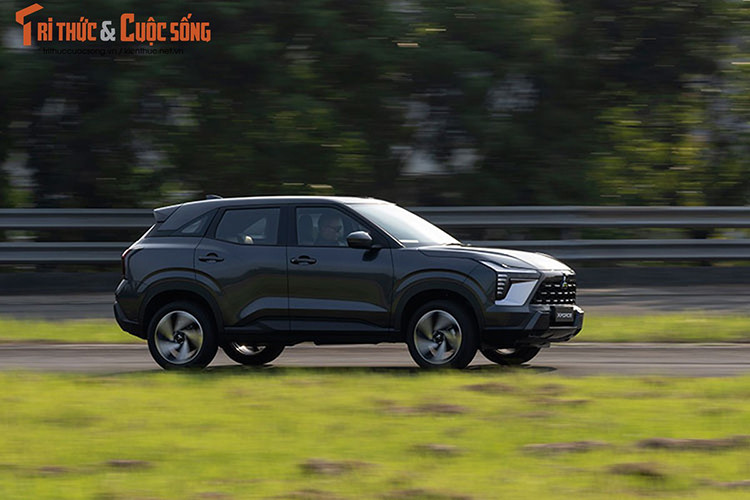 Khách hàng đặt trước Mitsubishi Xforce 2024 sẽ được nhận xe sớm cùng chương trình ưu đãi 02 năm bảo dưỡng hoặc 40.000 km (tùy điều kiện nào đến trước) và tặng thêm 1.000 điểm tích lũy trên ứng dụng Mitsubishi Connect+ (**) (Từ 01/09/2023 đến 30/11/2023)