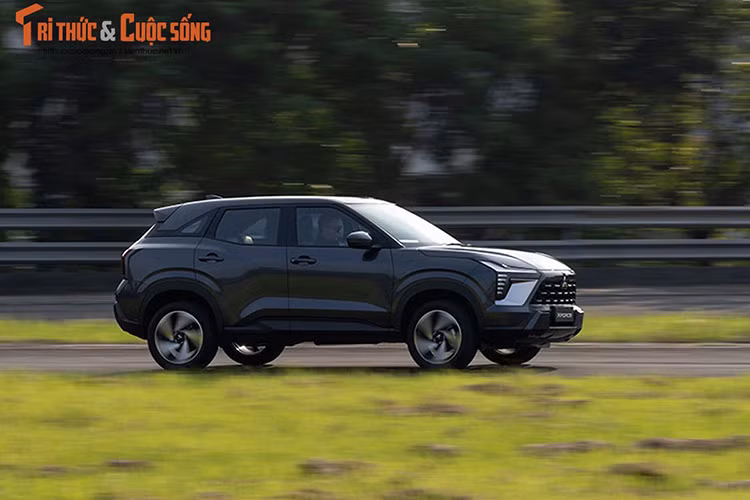 Khách hàng đặt trước Mitsubishi Xforce 2024 sẽ được nhận xe sớm cùng chương trình ưu đãi 02 năm bảo dưỡng hoặc 40.000 km (tùy điều kiện nào đến trước) và tặng thêm 1.000 điểm tích lũy trên ứng dụng Mitsubishi Connect+ (**) (Từ 01/09/2023 đến 30/11/2023)