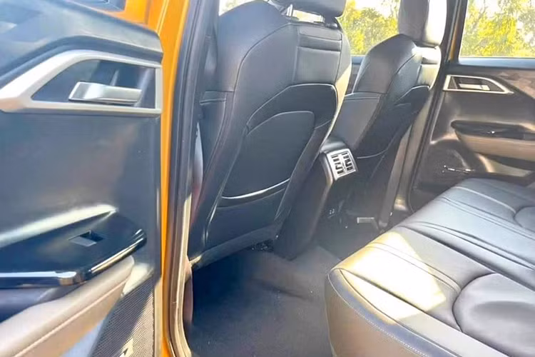 Tương tự Mitsubishi Xpander, Xforce cũng dùng động cơ xăng 4 xi-lanh, dung tích 1.5L, tạo ra công suất tối đa 105 mã lực và mô-men xoắn cực đại 141 Nm. Động cơ kết hợp với hộp số biến thiên vô cấp CVT và hệ dẫn động cầu trước. Xe có 4 chế độ lái, bao gồm Bình thường, Đường sỏi đá, Đường bùn lầy và Đường trơn trượt.