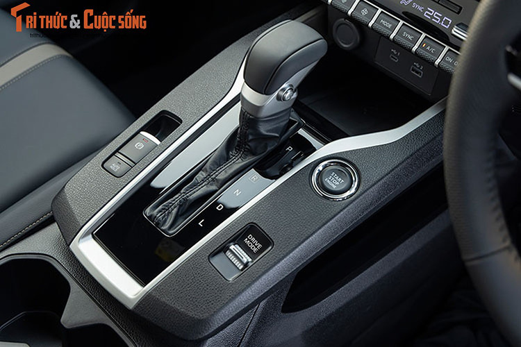 Theo nhân viên tư vấn bán hàng tại đại lý cho biết, Mitsubishi Xforce tại Việt Nam dự kiến sẽ có 3 hoặc 4 phiên bản với giá bán dao động từ 650 - 750 triệu đồng. Xe sẽ cạnh tranh với những đối thủ như Hyundai Creta, Toyota Yaris Cross, Kia Seltos và Honda HR-V.