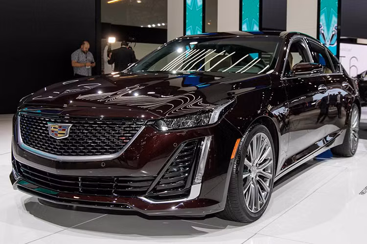 Vừa chính thức ra mắt tại Triển lãm LA Auto Show 2019. So với người tiền nhiệm CTS, mẫu xe sang Cadillac CT5 2020 mới được áp dụng phong cách thiết kế bề thế và góc cạnh mang nét quyền lực và sang trọng - ‘’American Luxury’’ đặc trưng của thương hiệu xe sang Mỹ.