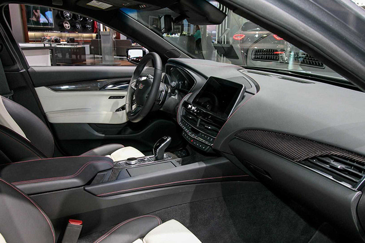 Tất cả các phiên bản của Cadillac CT5 đều được trang bị tiêu chuẩn công nghệ an toàn như cảnh báo va chạm phía trước hay phanh tự động khẩn cấp. Ở phiên bản cao cấp như: Premium Luxury và Sport có thêm các hệ thống như: cảnh báo thay đổi làn đường và cảnh báo giao thông phía sau, bên cạnh gói hỗ trợ đỗ xe và gương chiếu hậu tự động làm mờ.