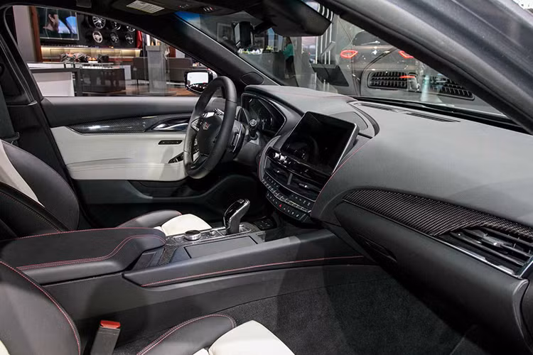 Tất cả các phiên bản của Cadillac CT5 đều được trang bị tiêu chuẩn công nghệ an toàn như cảnh báo va chạm phía trước hay phanh tự động khẩn cấp. Ở phiên bản cao cấp như: Premium Luxury và Sport có thêm các hệ thống như: cảnh báo thay đổi làn đường và cảnh báo giao thông phía sau, bên cạnh gói hỗ trợ đỗ xe và gương chiếu hậu tự động làm mờ.