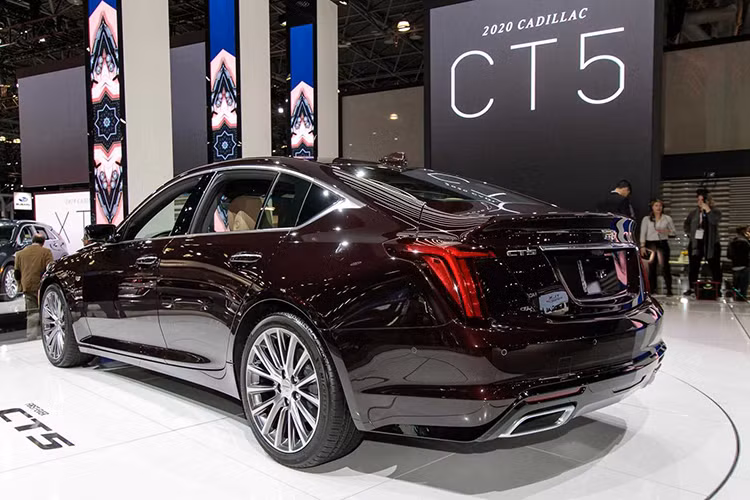 CT5 sẽ có tổng cộng 02 phiên bản động cơ bao gồm: 04 xy-lanh thẳng hàng (I4) dung tích 2.0L tăng áp cổng nạp kép (Twin-Scroll) mạnh 237 mã lực và mô-men xoắn cực đại 350Nm; và động cơ V6 3.0L tăng áp kép (Twin-turbo) mạnh 335 mã lực và mô-men xoắn cực đại lên đến 542Nm. Sức mạnh được truyền xuống cầu sau (RWD) hoặc bốn bánh (AWD) thông qua hộp số tự động 10 cấp Electronic Precision Shift tiên tiến.