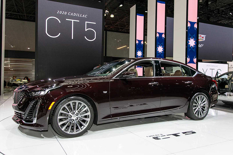 Một số trang bị tuỳ chọn có mặt trên Cadillac CT5 bao gồm: kiểm soát hành trình thích ứng (ACC), tăng cường phanh lực khẩn cấp, hỗ trợ đỗ xe tự động, hỗ trợ đỗ xe trước (chỉ báo khoảng cách), camera quan sát xung quanh, màn hình hiển thị trên kính lái (HUD), hỗ trợ giữ làn đường,...