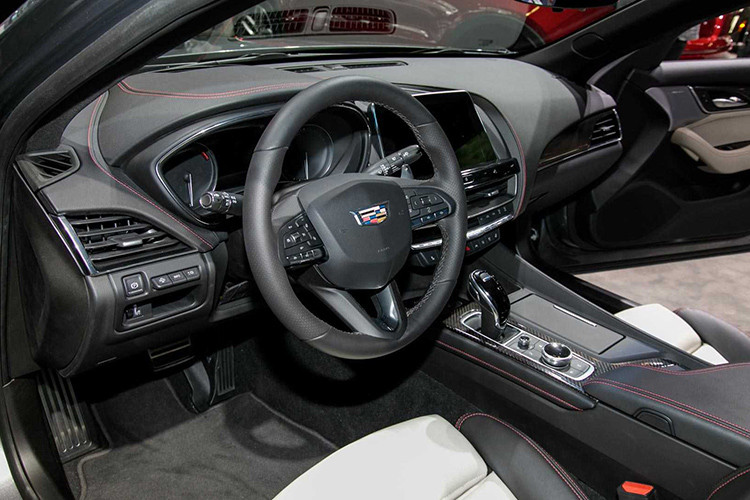 Tùy thuộc vào phiên bản nội thất sẽ có trang bị tiện nghi và giải trí khác nhau, trong đó màn hình cảm ứng 10 inch trung tâm là trang bị tiêu chuẩn, ở gói trang bị Platinum cao cấp có rất nhiều tùy chọn như ghế ngồi bọc da Da semi-aniline, hàng ghế trước có hệ thống sưởi, thông gió, tính năng massage và điều chỉnh chỉnh điện 18 hướng. Các chi tiết trang trí cho cabin bằng sợi carbon hay lẫy chuyển số bằng magiê,...