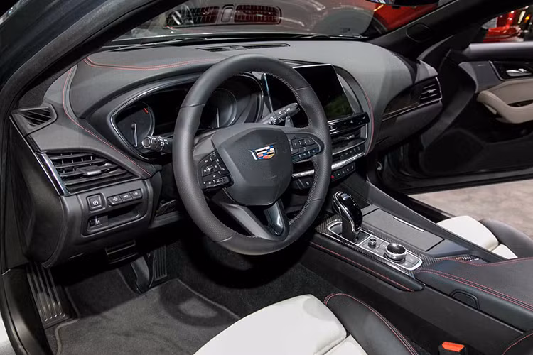 Tùy thuộc vào phiên bản nội thất sẽ có trang bị tiện nghi và giải trí khác nhau, trong đó màn hình cảm ứng 10 inch trung tâm là trang bị tiêu chuẩn, ở gói trang bị Platinum cao cấp có rất nhiều tùy chọn như ghế ngồi bọc da Da semi-aniline, hàng ghế trước có hệ thống sưởi, thông gió, tính năng massage và điều chỉnh chỉnh điện 18 hướng. Các chi tiết trang trí cho cabin bằng sợi carbon hay lẫy chuyển số bằng magiê,...