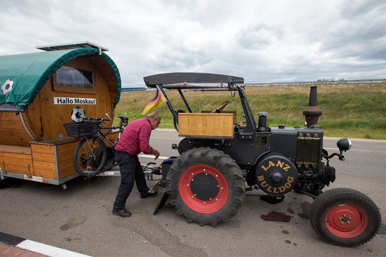 Thực chất, chính những nhân viên an ninh cửa khẩu tại Belarus cũng không biết giải quyết trường hợp này như thế nào, đơn giản bởi máy kéo và ôtô là 2 loại phương tiện quá khác biệt.
