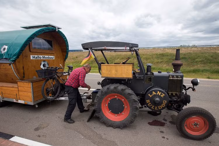 Thực chất, chính những nhân viên an ninh cửa khẩu tại Belarus cũng không biết giải quyết trường hợp này như thế nào, đơn giản bởi máy kéo và ôtô là 2 loại phương tiện quá khác biệt.