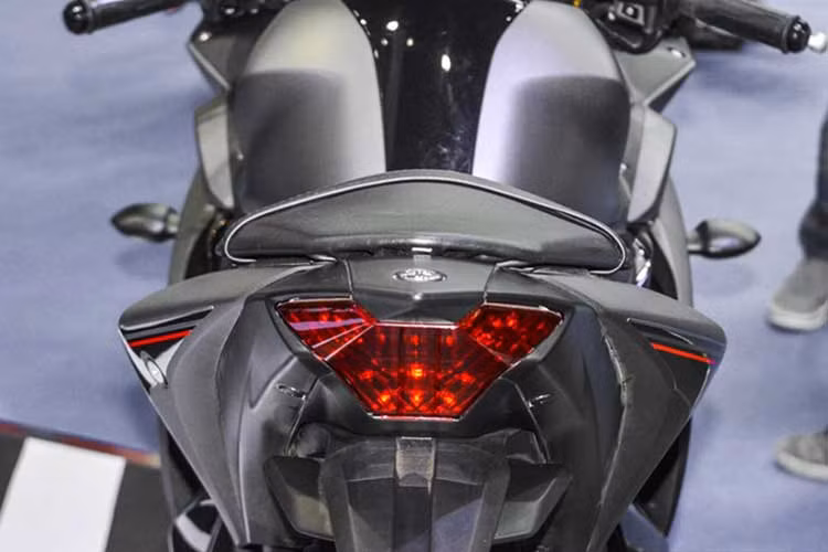 Vị trí ngồi của R3 khá thoải mái với yên chia đôi, khiến việc điều khiển xe rất dễ dàng trên cả đường đua lẫn đường phố. Đèn hậu của xe có dạng LED và hộp đèn rất giống với "người anh em" Yamaha Exciter 150.