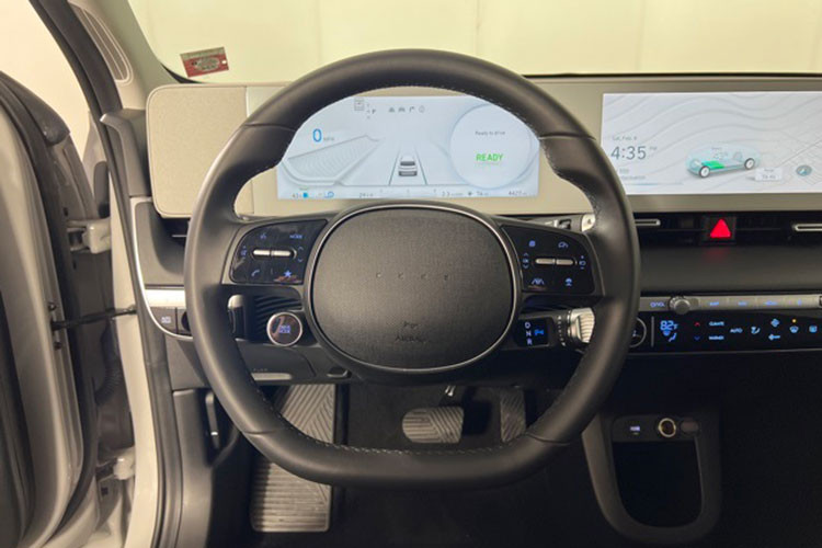 Hyundai Ioniq 5 phiên bản AWD có khả năng tăng tốc 0-100 km/h trong 5,2 giây, còn bản 2WD có khả năng chạy 470-480 km sau mỗi lần sạc, theo tiêu chuẩn đường thử WLTP.