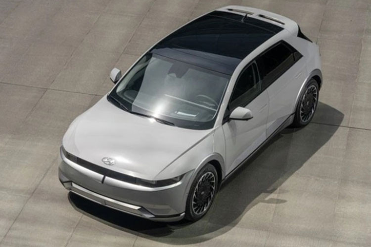 Trong đó, bản 2WD sẽ một sử dụng mô-tơ công suất 215 mã lực tạo thành hệ dẫn động cầu sau 2WD và phiên bản sử dụng hai mô-tơ 302 mã lực tạo thành hệ dẫn động 4 bánh AWD. Cả hai phiên bản có các trang bị như nhau và cùng dùng bộ pin lithium-ion 7,6 kWh.