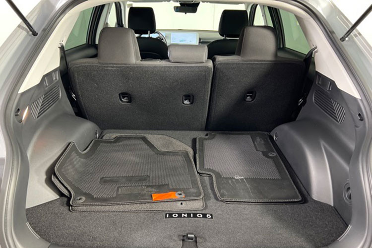 Đối với khách mua phiên bản 2WD đã qua sử dụng của Hyundai Ioniq 5 có quãng đường di chuyển dưới 200.000 km sẽ có giá từ 68.200 AUD (hơn 1 tỷ đồng). Trong khi đó, phiên bản AWD cùng ODO cao hơn 5.000 km, giá xe sẽ là 75.150 AUD (khoảng 1,1 tỷ đồng).