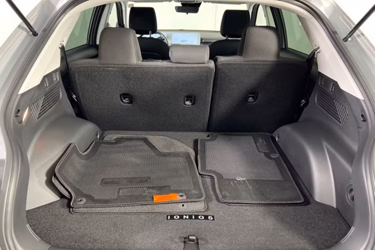 Đối với khách mua phiên bản 2WD đã qua sử dụng của Hyundai Ioniq 5 có quãng đường di chuyển dưới 200.000 km sẽ có giá từ 68.200 AUD (hơn 1 tỷ đồng). Trong khi đó, phiên bản AWD cùng ODO cao hơn 5.000 km, giá xe sẽ là 75.150 AUD (khoảng 1,1 tỷ đồng).