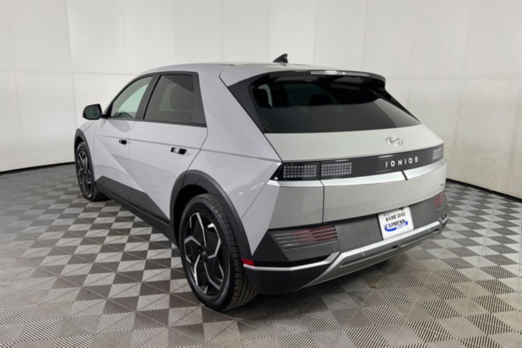 Bộ pin này trên Hyundai Ioniq 5 2WD được giới thiệu là có khả năng sạc từ 10% lên 80% chỉ trong 18 phút với hệ thống sạc nhanh 350 kW, hoặc tương ứng với việc xe đi được thêm 100 km chỉ sau 5 phút sạc pin.