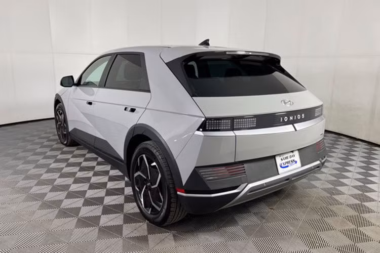 Bộ pin này trên Hyundai Ioniq 5 2WD được giới thiệu là có khả năng sạc từ 10% lên 80% chỉ trong 18 phút với hệ thống sạc nhanh 350 kW, hoặc tương ứng với việc xe đi được thêm 100 km chỉ sau 5 phút sạc pin.