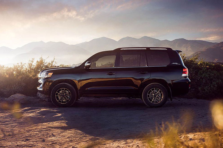 Dự kiến, phiên bản đặc biệt mới của mẫu SUV Toyota Land Cruiser sẽ lần đầu tiên ra mắt công chúng trong triển lãm Ô tô Chicago 2019 vào tháng tới. Đến mùa hè năm nay, Toyota Land Cruiser Heritage Edition 2020 sẽ bắt đầu được bày bán trên thị trường Mỹ.