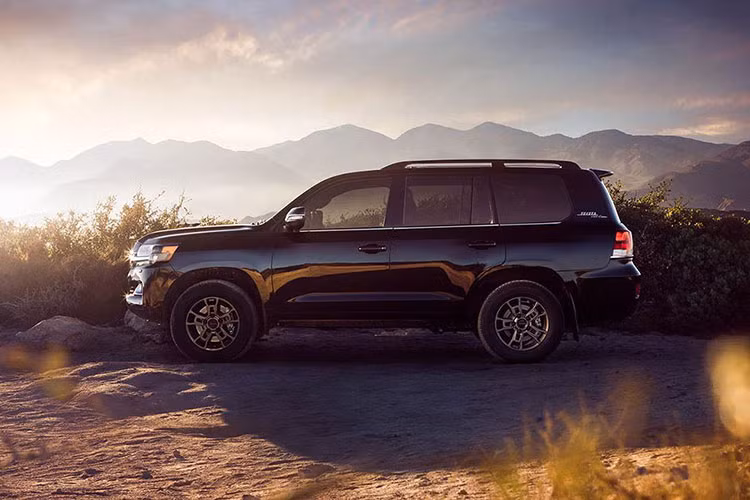 Dự kiến, phiên bản đặc biệt mới của mẫu SUV Toyota Land Cruiser sẽ lần đầu tiên ra mắt công chúng trong triển lãm Ô tô Chicago 2019 vào tháng tới. Đến mùa hè năm nay, Toyota Land Cruiser Heritage Edition 2020 sẽ bắt đầu được bày bán trên thị trường Mỹ.