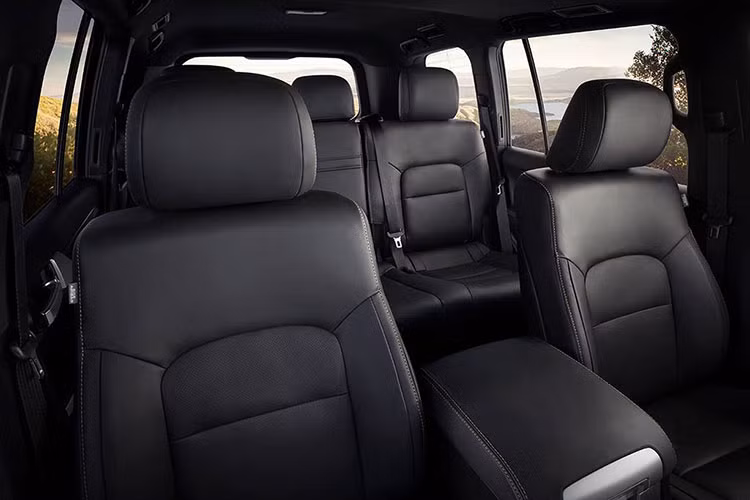 Tiếp đến là hệ thống thông tin giải trí với màn hình cảm ứng 9 inch, tính năng ra lệnh bằng giọng nói, radio vệ tinh, kết nối Bluetooth, hệ thống âm thanh JBL và khay sạc điện thoại thông minh không dây. Không chỉ tiện nghi, Toyota Land Cruiser Heritage Edition 2020 còn đảm bảo sự an toàn với hệ thống hỗ trợ người lái Safety Sense P tiêu chuẩn.