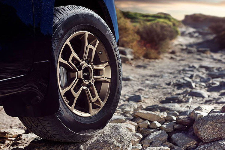 Ngoài ra, Land Cruiser Heritage Edition 2020 cũng được trang bị khóa vi sai chống trượt trung tâm Torsen, hộp số phụ 2 cấp với cầu chậm có thể lựa chọn, hệ thống treo thông minh và một số tính năng hỗ trợ off-road khác.