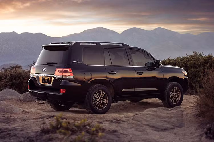 Được sản xuất với số lượng giới hạn đúng 1.200 xe, toàn bộ những chiếc Toyota Land Cruiser Heritage Edition 2020 đều dành riêng cho thị trường Mỹ. So với bản thường, Toyota Land Cruiser Heritage Edition 2020 có một số đặc điểm nhận dạng riêng như 2 màu sơn đen Midnight Black Metallic và trắng Blizzard Pearl.