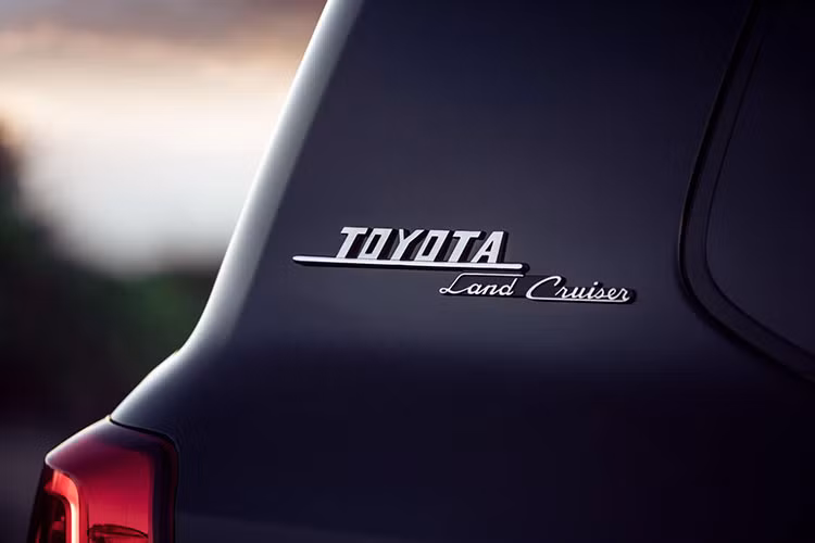 Động cơ của Toyota Land Cruiser Heritage Edition 2020 chẳng khác gì bản thường. Nói cách khác, xe sử dụng động cơ xăng V8, dung tích 5,7 lít, sản sinh công suất tối đa 381 mã lực và mô-men xoắn cực đại 544 Nm. Động cơ kết hợp với hộp số tự động 8 cấp và hệ dẫn động 4 bánh toàn thời gian.