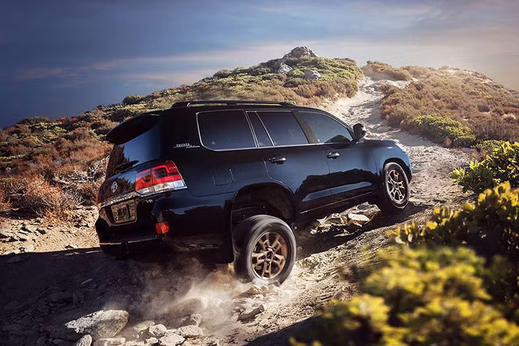 Land Cruiser Heritage Edition chỉ cho phép với phiên bản 2 hàng ghế - tức 5 chỗ ngồi – để tối đa hóa không gian chở đồ đạc. Ngoại thất xe có 2 lựa chọn màu sơn là Đen Ánh kim “Midnight Black Metallic” hoặc màu Ngọc trai “Blizzard Pearl”, kết hợp với lưới tản nhiệt có chi tiết trang trí màu đen, bộ mâm nhôm đúc TRD 18-inch màu đồng do BBS thiết kế, kết hợp lốp Dunlop AT23.