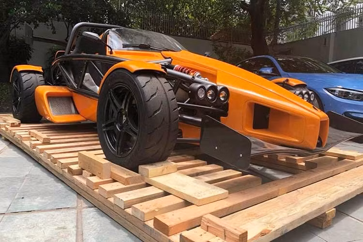 Mẫu xe đua đường phố Ariel Atom 3S mới đây đã xuất hiện tại Sài Gòn do một người chơi đặt về, đây cũng là chiếc đầu tiên có mặt tại Việt Nam. Ariel Atom 3S là phiên bản hiệu suất cao của Ariel Atom 3.