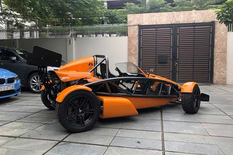 Mẫu xe đua trong phố này được nhập khẩu tư nhân về Việt Nam, giá bán không được tiết lộ nhưng chắc chắn lên đến vài tỷ đồng. Ariel Atom là dòng xe đua được phát triển bởi Ariel Motor Company, Anh quốc.