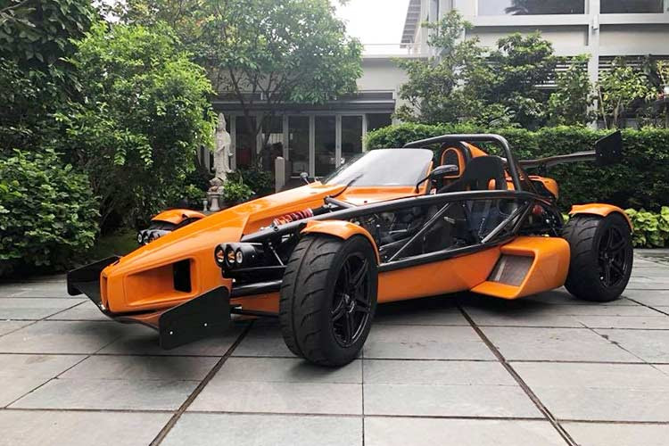 Ariel Atom 3S là mẫu xe được sản xuất dành riêng cho thị trường Mỹ. Xe trang bị động cơ 4 xi-lanh VTEC tăng áp, dung tích 2,4 lít do Honda sản xuất, sản sinh công suất tối đa 365 mã lực, mô-men xoắn cực đại 420 Nm. Hộp số sàn 6 cấp.
