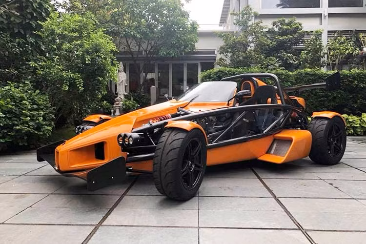 Ariel Atom 3S là mẫu xe được sản xuất dành riêng cho thị trường Mỹ. Xe trang bị động cơ 4 xi-lanh VTEC tăng áp, dung tích 2,4 lít do Honda sản xuất, sản sinh công suất tối đa 365 mã lực, mô-men xoắn cực đại 420 Nm. Hộp số sàn 6 cấp.