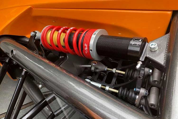 Phía sau đuôi xe là cánh gió lớn bằng sợi carbon tương phản với màu sơn cam của thân xe. Nắp bình nhiên liệu đặt ở phần đuôi. Trong khi đó ổ khóa của xe cũng được đặt bên ngoài gần với kính chắn gió.