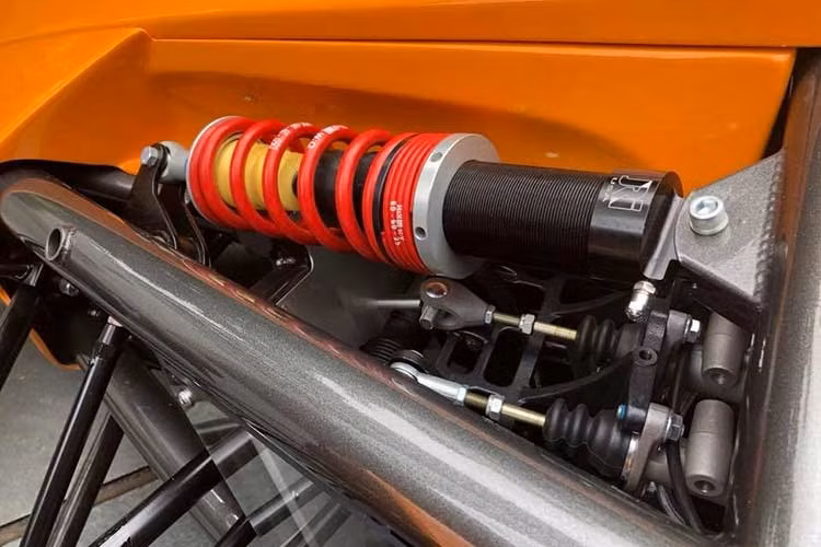 Phía sau đuôi xe là cánh gió lớn bằng sợi carbon tương phản với màu sơn cam của thân xe. Nắp bình nhiên liệu đặt ở phần đuôi. Trong khi đó ổ khóa của xe cũng được đặt bên ngoài gần với kính chắn gió.