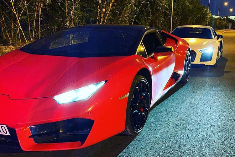 Còn với chiếc siêu xe Lamborghini Huracan LP580-2 màu đỏ, đây là lần trở về Hà Nội đầu tiên sau hơn 7 tháng sinh sống tại Sài thành. Trước đó, "siêu bò" này được em trai của MC Ngọc Trinh mua chính hãng và sau đó bán lại cho một doanh nhân Hà Nội. Người này cũng chính là chủ nhân của chiếc Lamborghini Aventador LP700-4 mui trần bị cháy tại Đà Nẵng vào tối 2/12/2018 vừa qua.