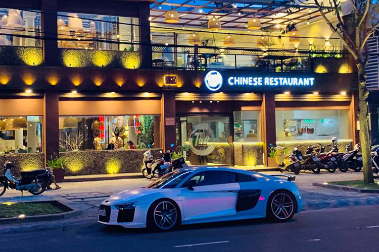 Audi R8 V10 Plus được trang bị khối động cơ V10, dung tích 5.2 lít, tương tự như phiên bản tiêu chuẩn, tuy nhiên, hãng Audi đã tinh chỉnh lại động cơ nhằm giúp siêu xe R8 V10 Plus đạt công suất tối đa 610 mã lực và mô-men xoắn cực đại 540 Nm. Động cơ kết hợp với hộp số ly hợp kép 7 cấp S-Tronic giúp xe chỉ mất 3,2 giây để tăng tốc lên 100 km/h từ vị trí xuất phát trước khi đạt vận tốc tối đa 330 km/h.