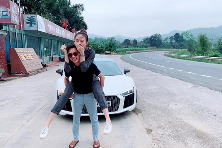 Trong đó, siêu xe Audi R8 V10 PLus thuộc sở hữu của Cường Đô la và chiếc xe còn lại là Lamborghini Huracan LP580-2 màu đỏ của một doanh nhân tại Sài thành, bạn thân của Cường "Đô-la". Hiện chưa rõ trong lễ ăn hỏi sắp diễn ra, còn có những chiếc siêu xe nào đến chung vui với doanh nhân 8X Tây Nguyên này hay không.
