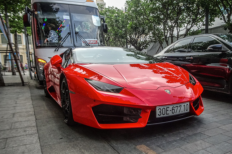 Đến tháng 5/2018, siêu xe Lamborghini Huracan LP580-2 màu đỏ được doanh nhân Hà Nội cho vận chuyển vào Nam để tiện cho việc di chuyển ở thành phố mang tên Bác. 4 tháng sau, người này bán lại chiếc Lamborghini Huracan LP580-2 màu đỏ cho doanh nhân Sài thành.