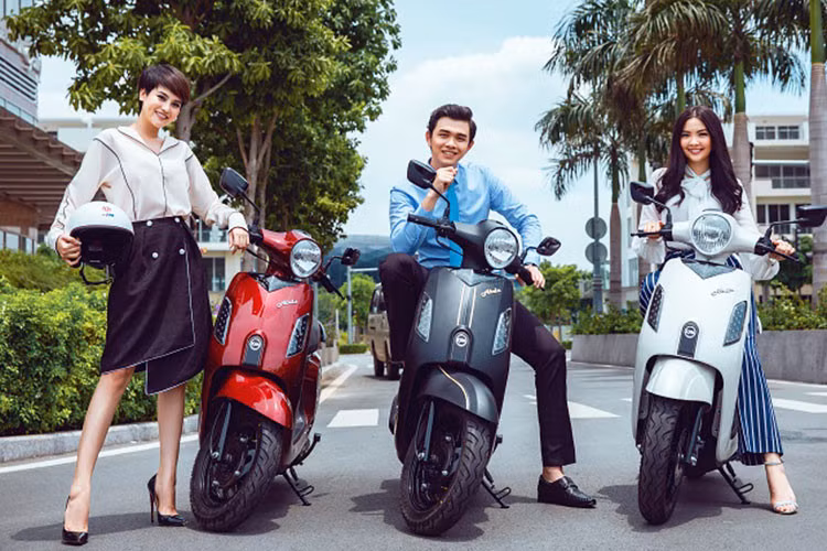 Nếu bạn là người cá tính và thời trang có thể chọn xe tay ga của Yamaha, Piaggio. Nếu bạn thực dụng hãy chọn thương hiệu Honda vì xe máy của hãng này chú trọng tới tính kinh tế khi vận hành. Xe máy tay ga của SYM, Suzuki hay một số hãng xe mới vào Việt Nam đôi khi lại là lựa chọn của bạn vì chúng có mức giá cạnh tranh hơn.
