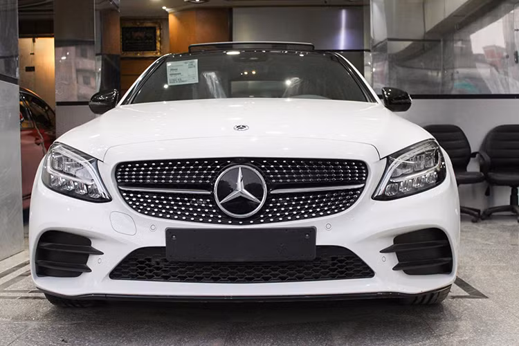 Nguồn tin cho biết, mới đây Mercedes-Benz Việt Nam đã hoàn tất các thủ tục đăng kiểm cho C-Class 2019 mới dưới những cái tên C200, C200 Exclusive và C300 AMG. Như vậy, Mercedes-Benz C250 Exclusive sẽ bị cắt bỏ nhưng lại được thay thế bằng một phiên bản khác. Trong đó, 2 phiên bản C200 và C200 Exclusive sẽ tiếp tục được lắp ráp trong nước.