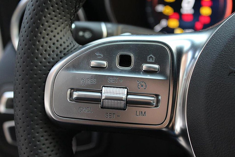 Bên cạnh đó, màn hình 12,3 inch được bổ sung cho cụm đồng hồ kỹ thuật số với các chế độ hiện thị khác nhau. Chưa hết màn hình giải trí trung tâm 10,25 inch được thiết kế với tỷ lệ mới đem lại sự hài hòa về bố cục không gian nội thất của chiếc xe. Trang bị an toàn trên Mercedes-Benz C-Class 2019 tại Việt Nam vẫn chưa được hé lộ.