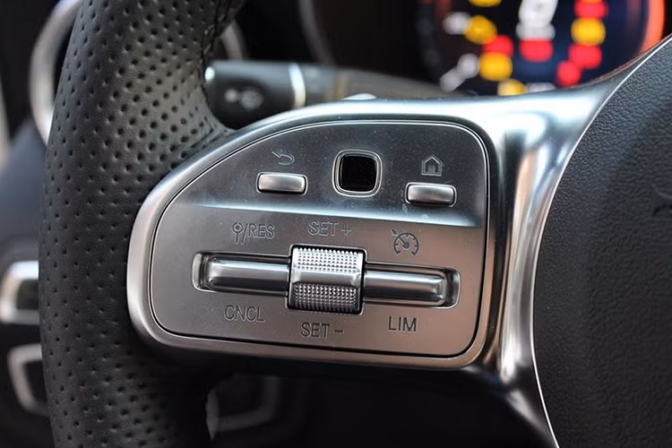 Bên cạnh đó, màn hình 12,3 inch được bổ sung cho cụm đồng hồ kỹ thuật số với các chế độ hiện thị khác nhau. Chưa hết màn hình giải trí trung tâm 10,25 inch được thiết kế với tỷ lệ mới đem lại sự hài hòa về bố cục không gian nội thất của chiếc xe. Trang bị an toàn trên Mercedes-Benz C-Class 2019 tại Việt Nam vẫn chưa được hé lộ.